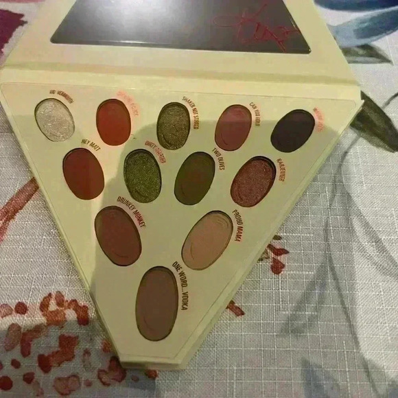 Kylie Jenner Cosmetics Kris Collection Pressed Powder Palette - Picture 4 of 8